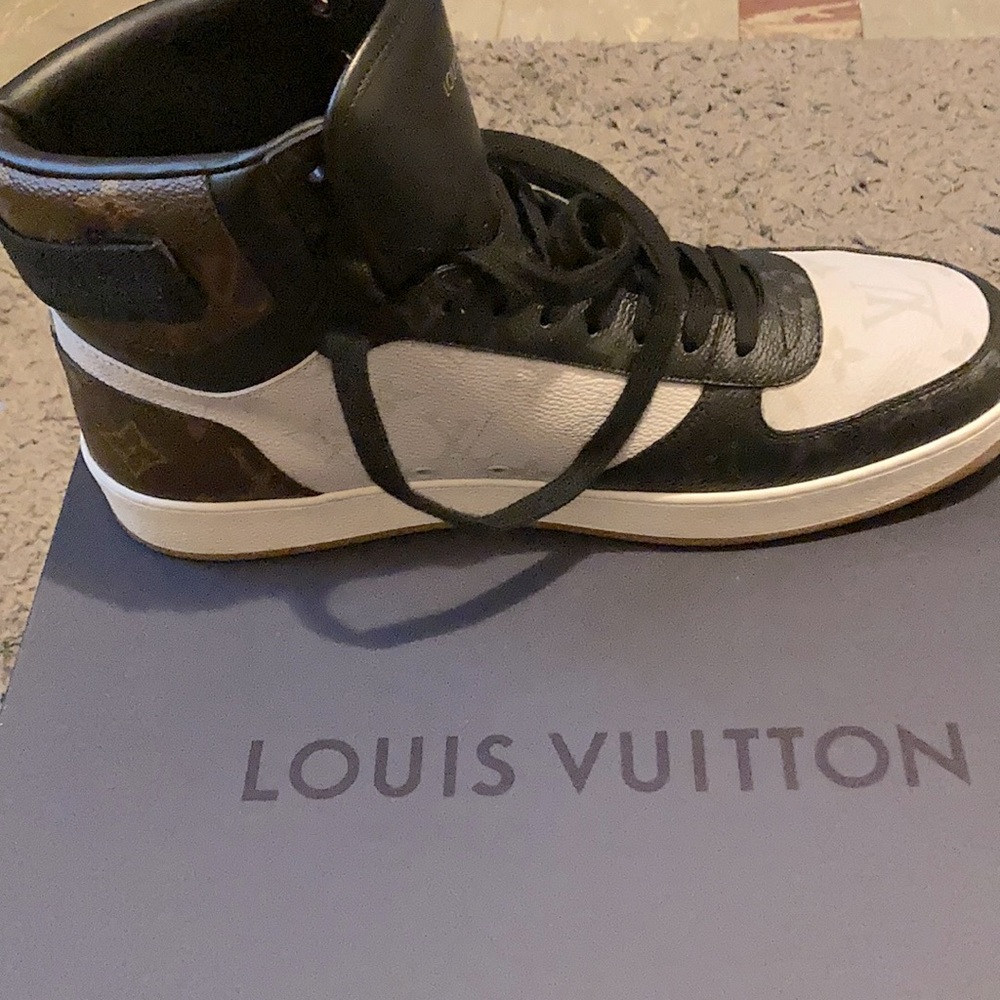 Rivaling sneaker boots